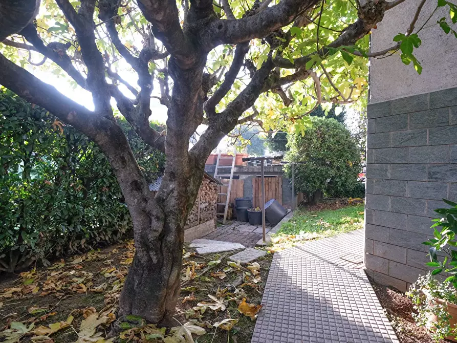 Immagine 25 di Appartamento in vendita  in Via Vittorio Veneto a Garbagnate Milanese