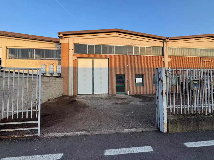 Immagine 1 di Capannone industriale in affitto  in Via Cascina Secchi a Isso