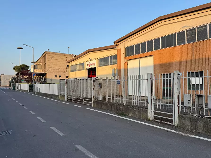 Immagine 1 di Capannone industriale in vendita  in Via Cascina Secchi a Isso