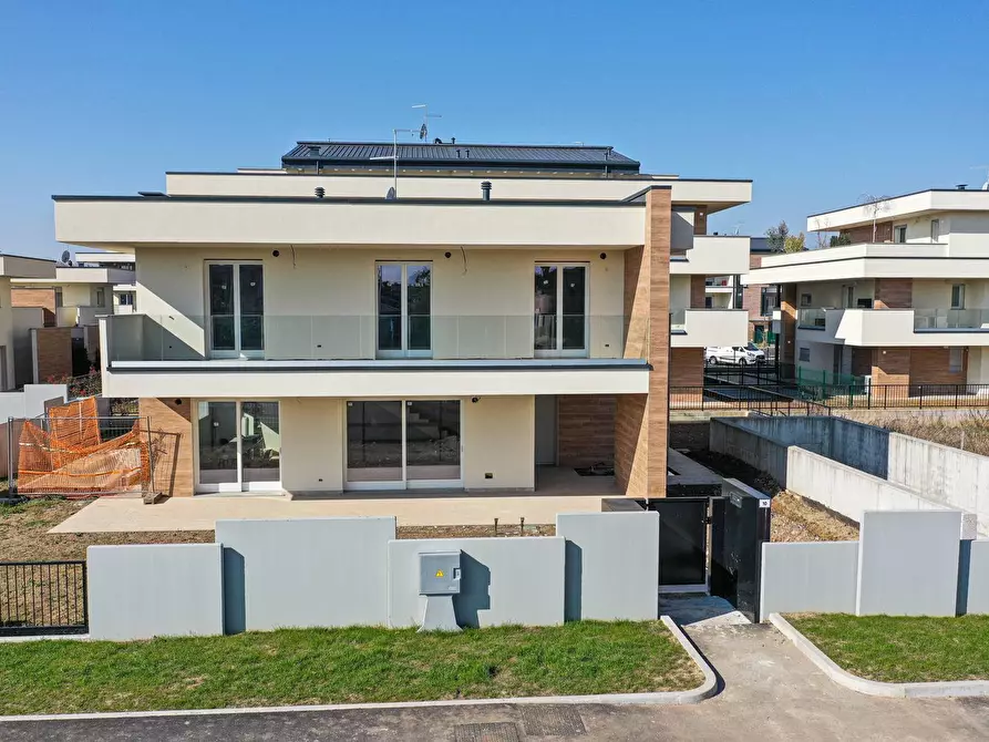 Immagine 1 di Villa in vendita  in Via Gandhi a Curno