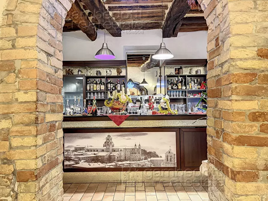 Immagine 17 di Attività commerciale in vendita  a Urbino