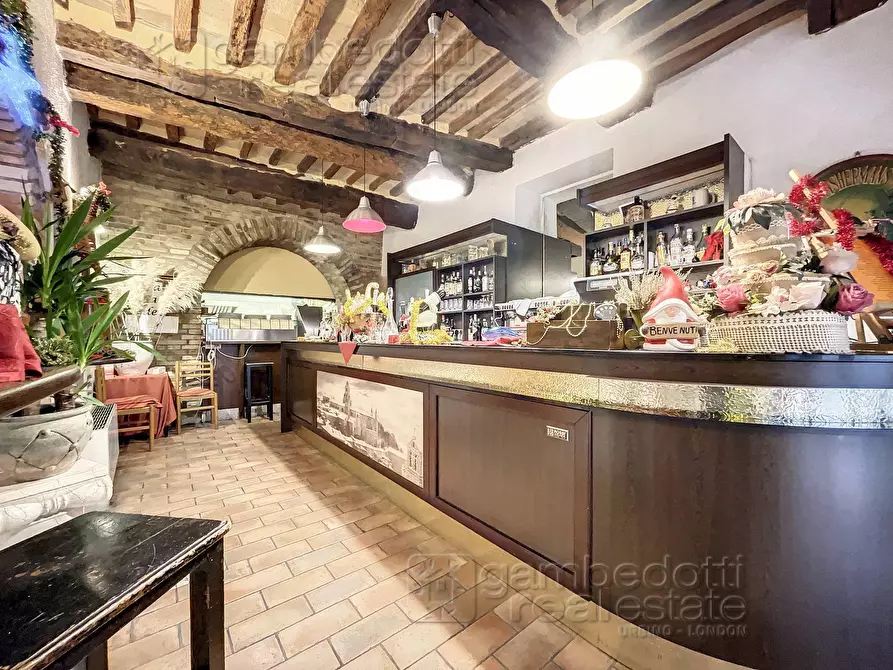 Immagine 2 di Attività commerciale in vendita  a Urbino