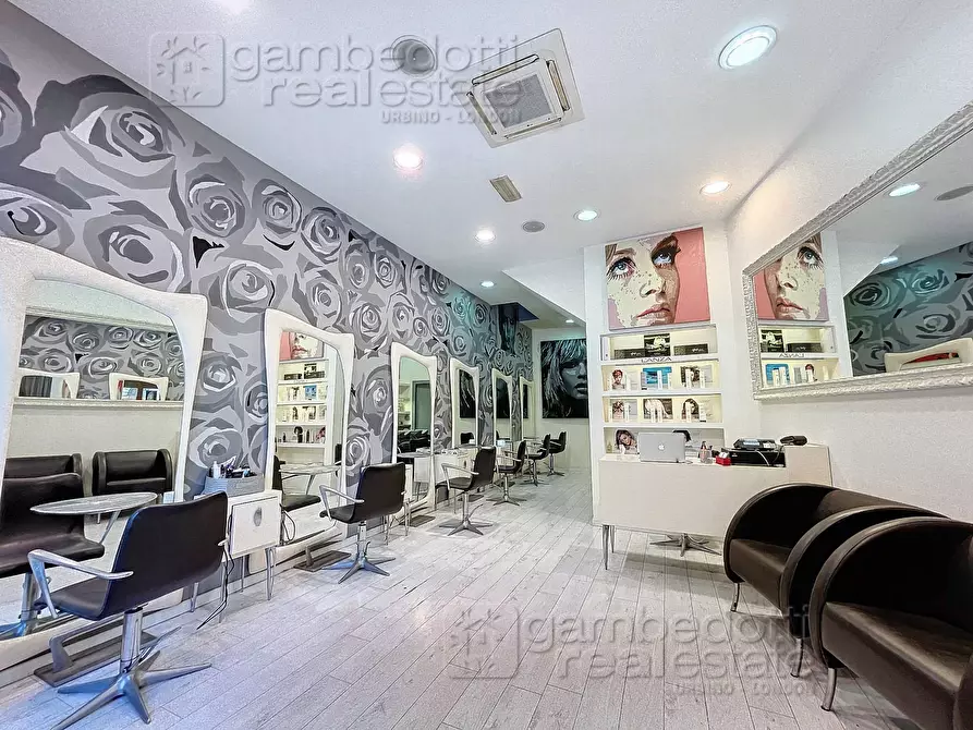 Immagine 2 di Attività commerciale in vendita  a Urbino