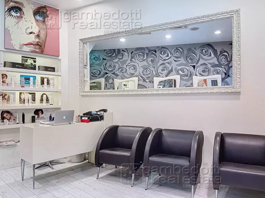 Immagine 4 di Attività commerciale in vendita  a Urbino