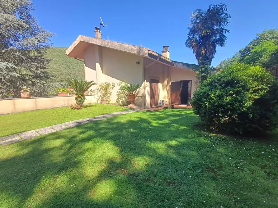 Immagine 26 di Villa in vendita  in via maria sofia di baviera a Caserta