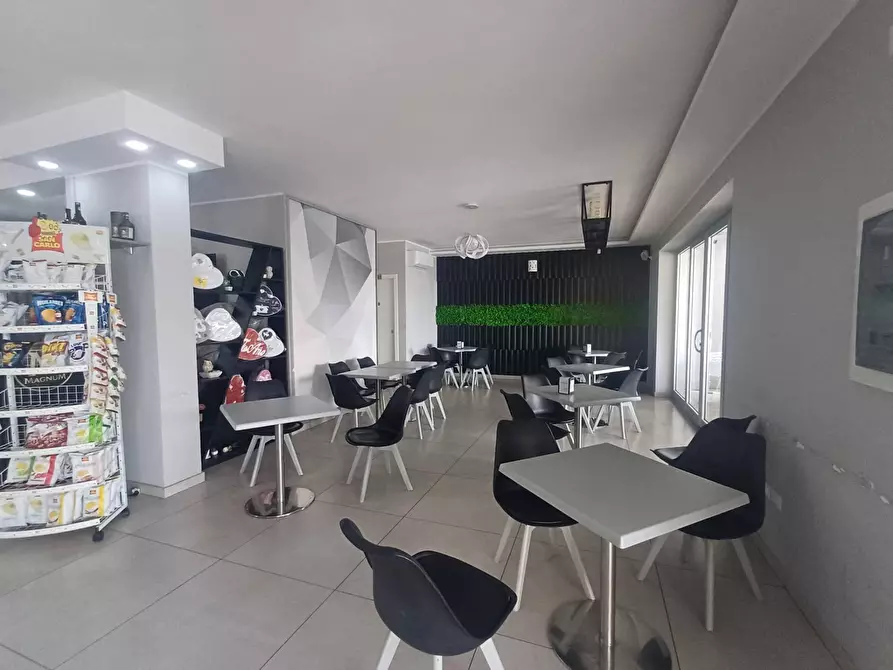 Immagine 3 di Attività commerciale in vendita  in VIALE DELLA LIBERTA' a Casagiove