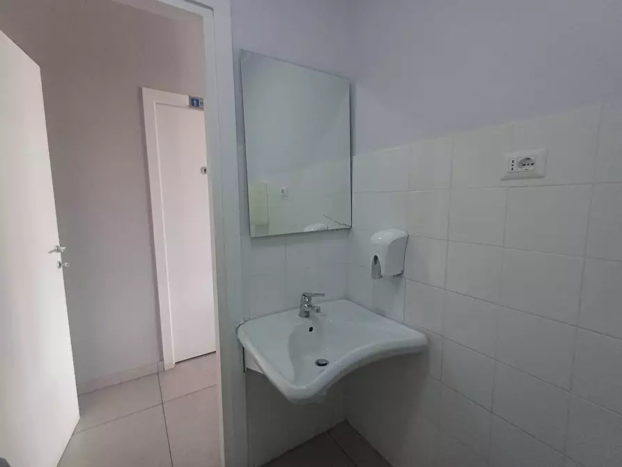 Immagine 11 di Attività commerciale in vendita  in VIALE DELLA LIBERTA' a Casagiove