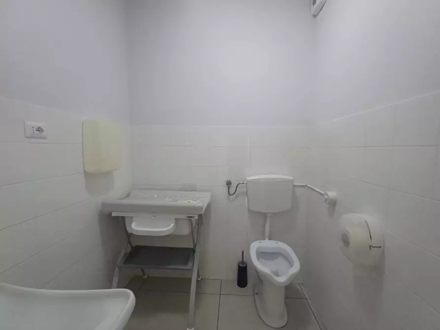 Immagine 12 di Attività commerciale in vendita  in VIALE DELLA LIBERTA' a Casagiove