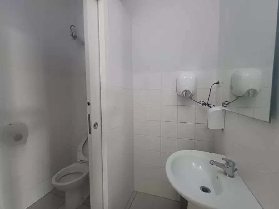 Immagine 13 di Attività commerciale in vendita  in VIALE DELLA LIBERTA' a Casagiove