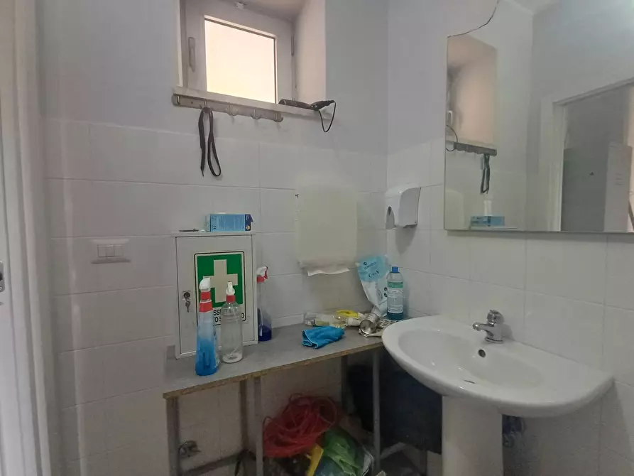 Immagine 15 di Attività commerciale in vendita  in VIALE DELLA LIBERTA' a Casagiove