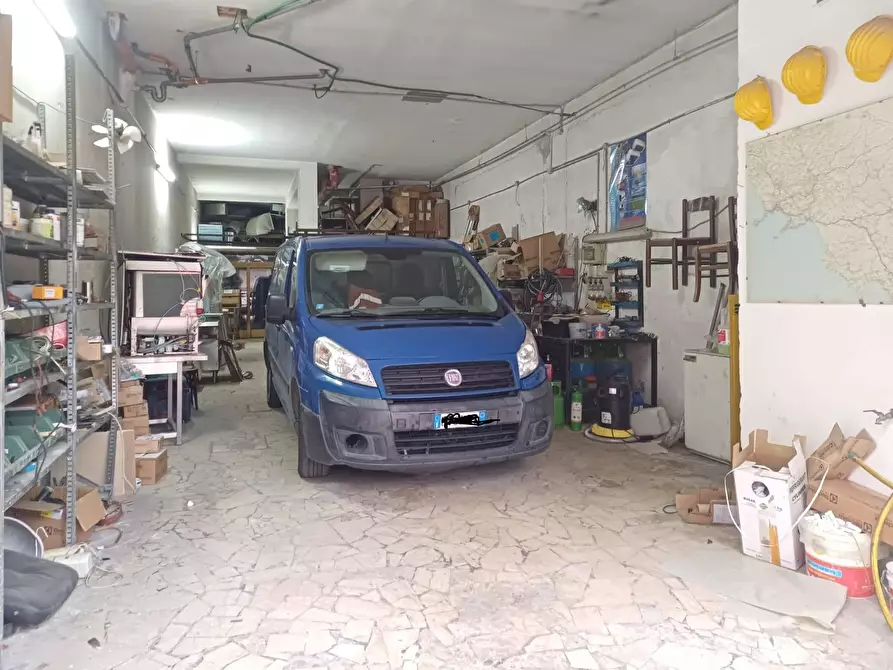 Immagine 22 di Locale commerciale in vendita  in VIA NAZIONALE APPIA a Casagiove