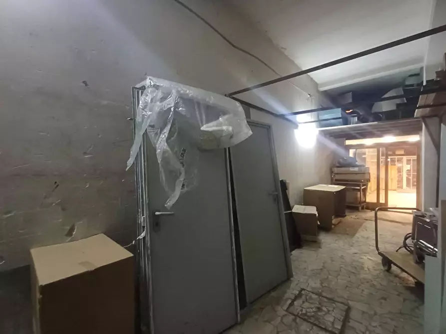 Immagine 23 di Locale commerciale in vendita  in VIA NAZIONALE APPIA a Casagiove