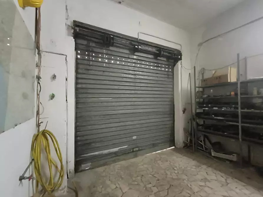 Immagine 25 di Locale commerciale in vendita  in VIA NAZIONALE APPIA a Casagiove