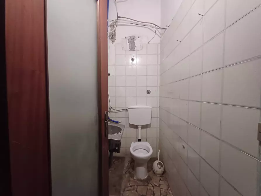 Immagine 26 di Locale commerciale in vendita  in VIA NAZIONALE APPIA a Casagiove