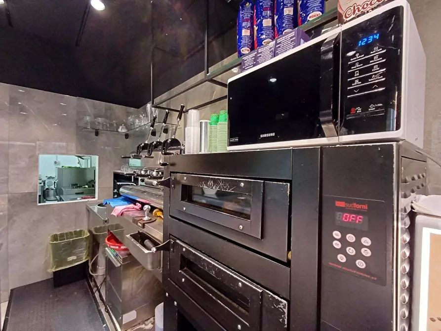 Immagine 9 di Attività commerciale in vendita  in VIA NAZIONALE APPIA a Casagiove