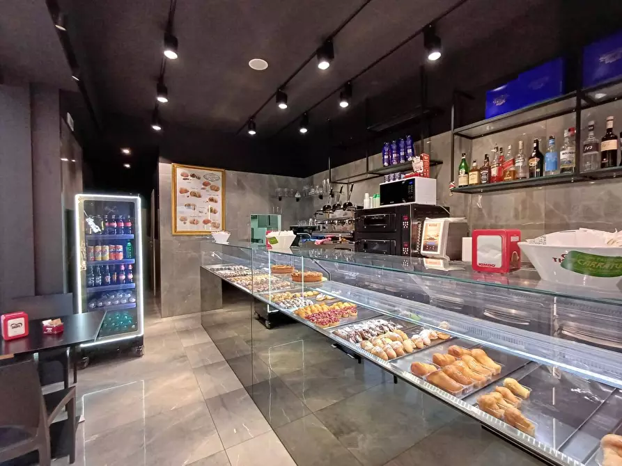 Immagine 11 di Attività commerciale in vendita  in VIA NAZIONALE APPIA a Casagiove