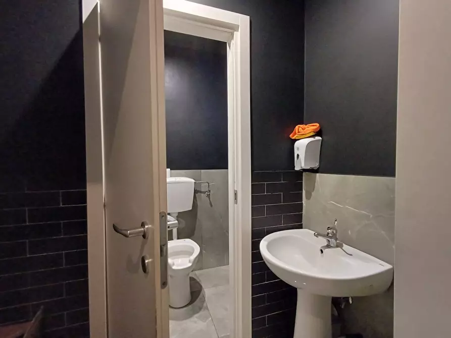 Immagine 12 di Attività commerciale in vendita  in VIA NAZIONALE APPIA a Casagiove