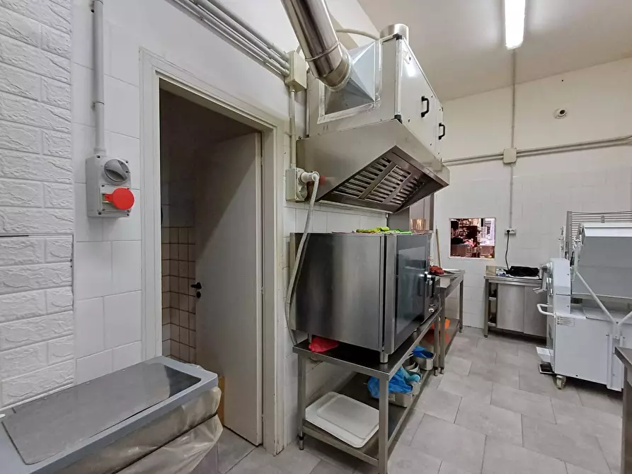 Immagine 19 di Attività commerciale in vendita  in VIA NAZIONALE APPIA a Casagiove