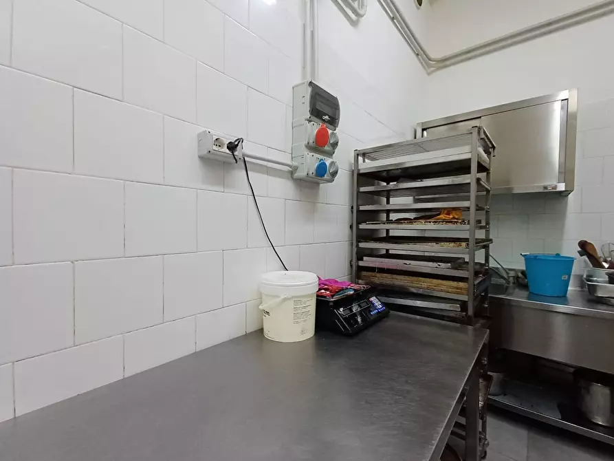 Immagine 21 di Attività commerciale in vendita  in VIA NAZIONALE APPIA a Casagiove