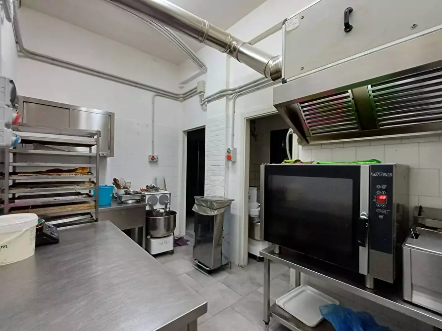 Immagine 23 di Attività commerciale in vendita  in VIA NAZIONALE APPIA a Casagiove