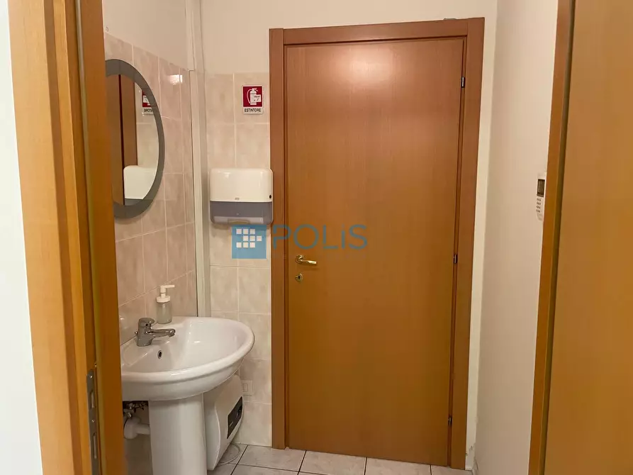 Immagine 12 di Ufficio in affitto  in Viale Navigazione Interna a Padova