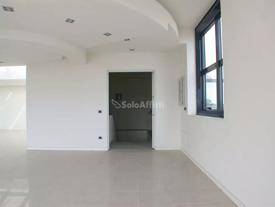 Immagine 8 di Ufficio in affitto  a Pesaro