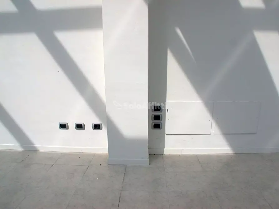 Immagine 10 di Ufficio in affitto  a Pesaro