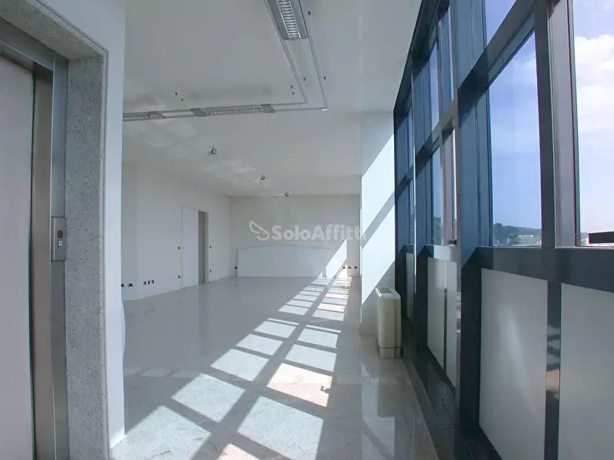 Immagine 12 di Ufficio in affitto  a Pesaro