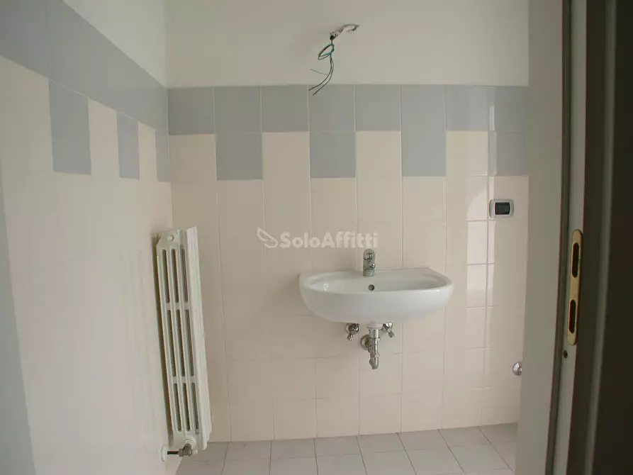 Immagine 11 di Ufficio in affitto  a Pesaro