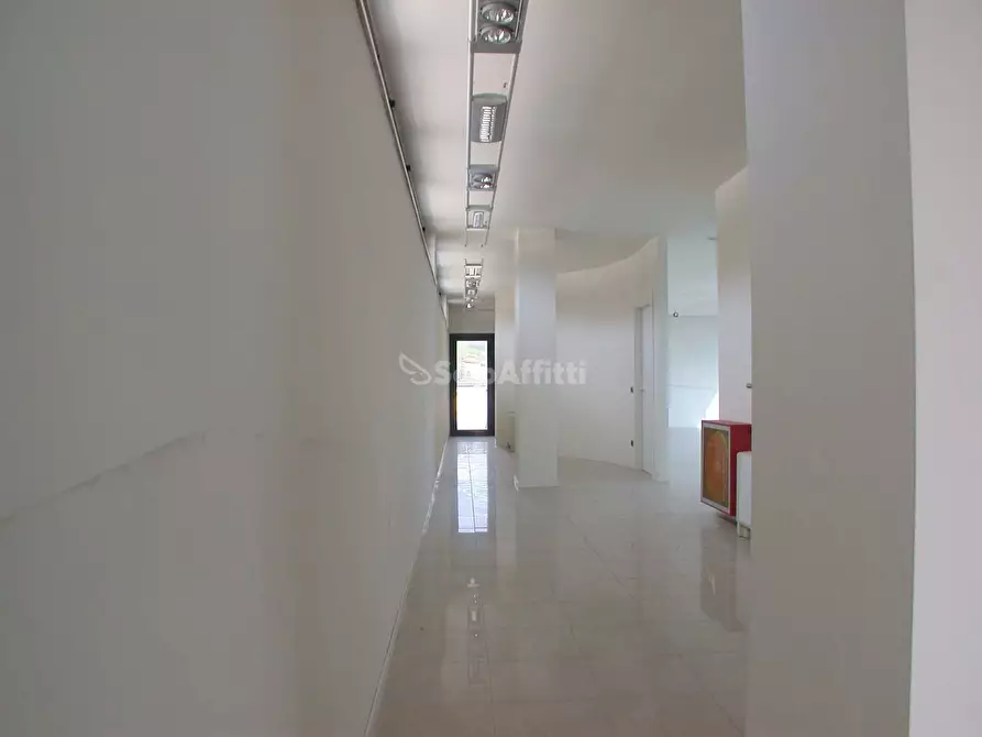 Immagine 15 di Ufficio in affitto  a Pesaro