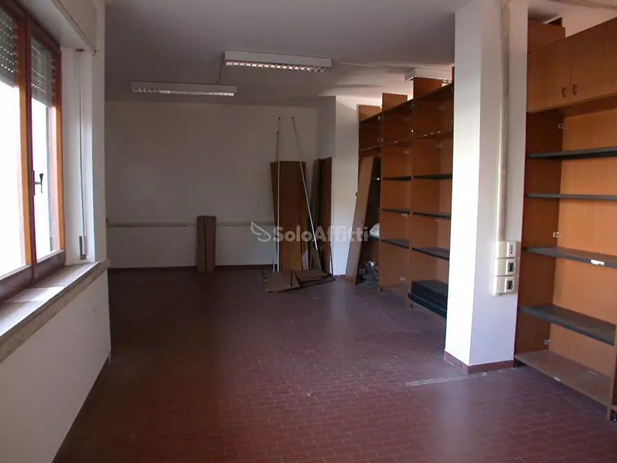 Immagine 4 di Locale commerciale in affitto  a Fano