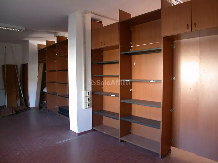 Immagine 5 di Locale commerciale in affitto  a Fano