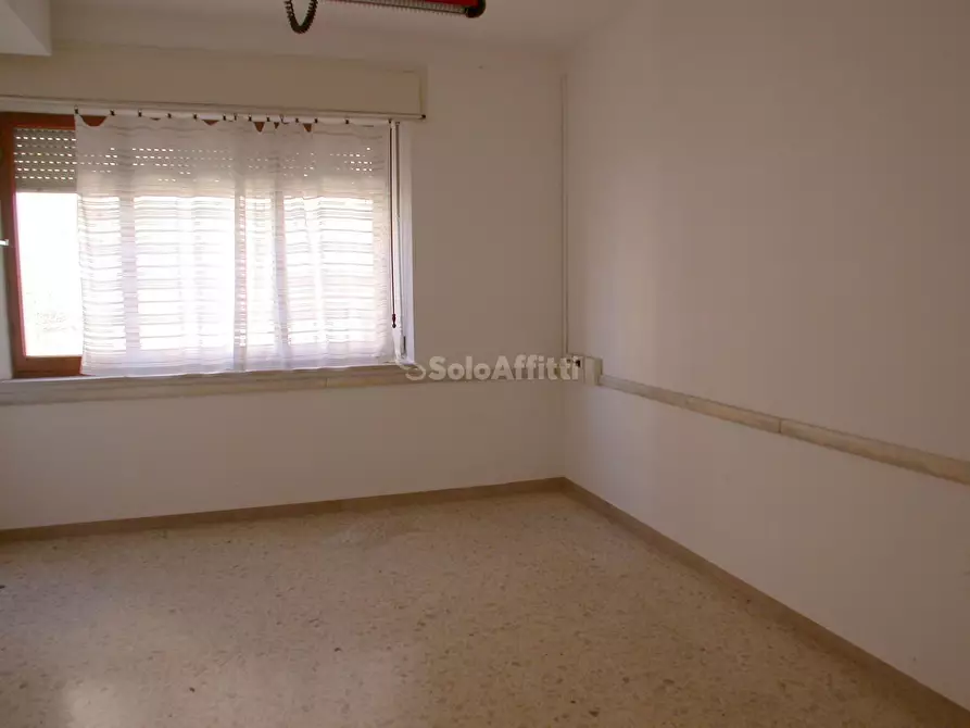 Immagine 10 di Locale commerciale in affitto  a Fano