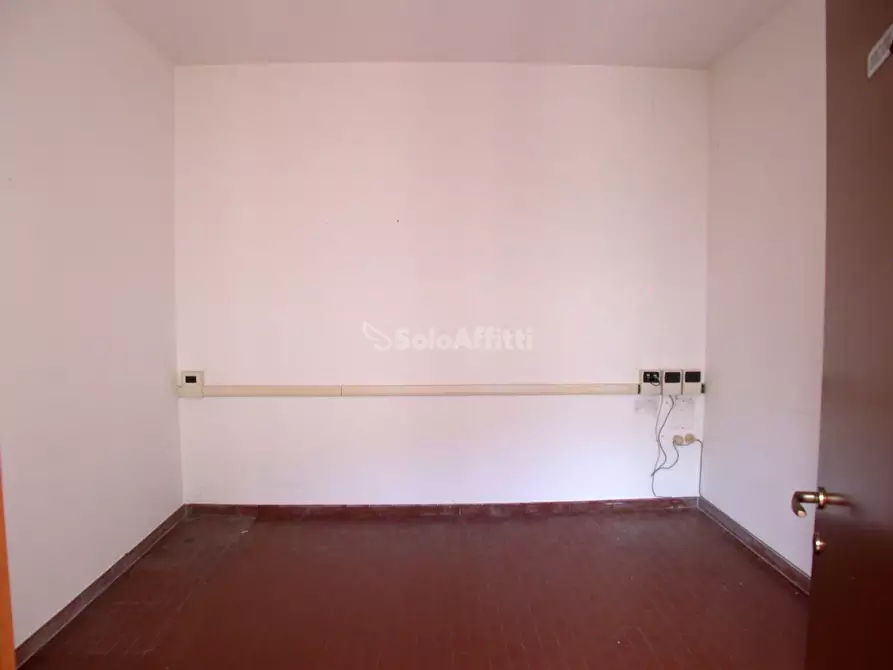 Immagine 11 di Locale commerciale in affitto  a Fano