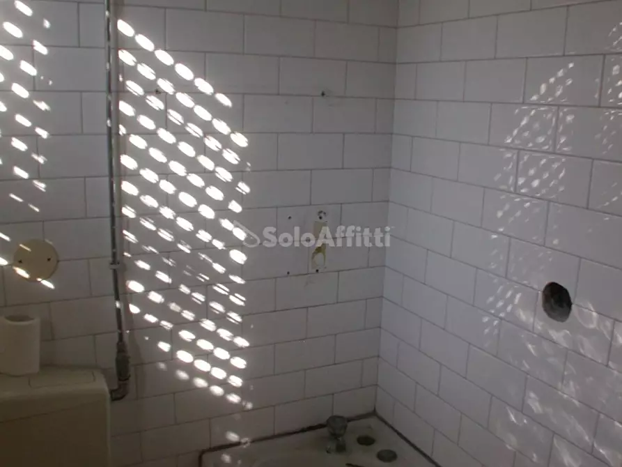 Immagine 17 di Locale commerciale in affitto  a Fano