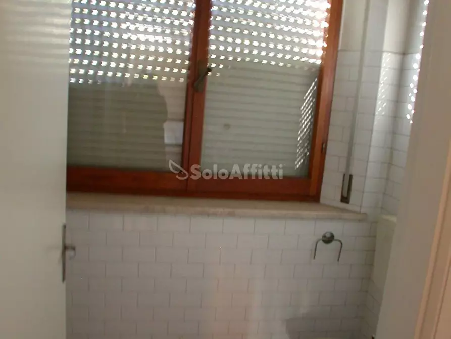 Immagine 18 di Locale commerciale in affitto  a Fano