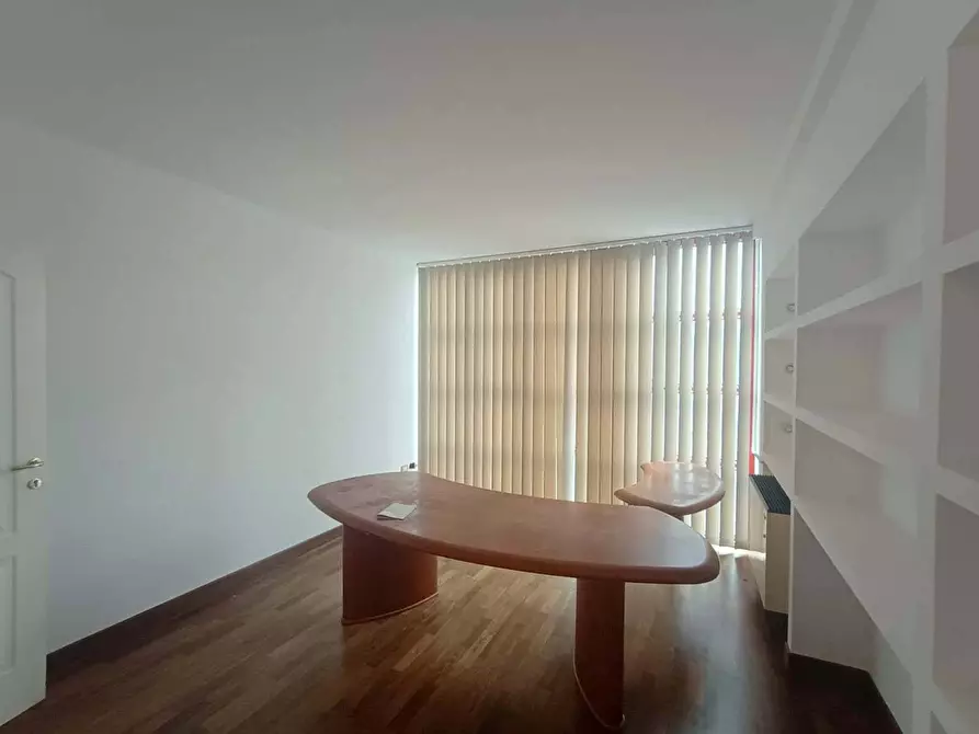 Immagine 12 di Ufficio in affitto  a Pesaro