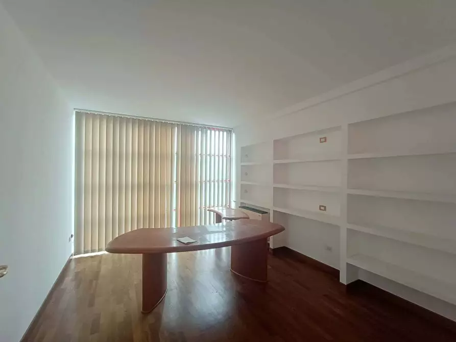 Immagine 13 di Ufficio in affitto  a Pesaro