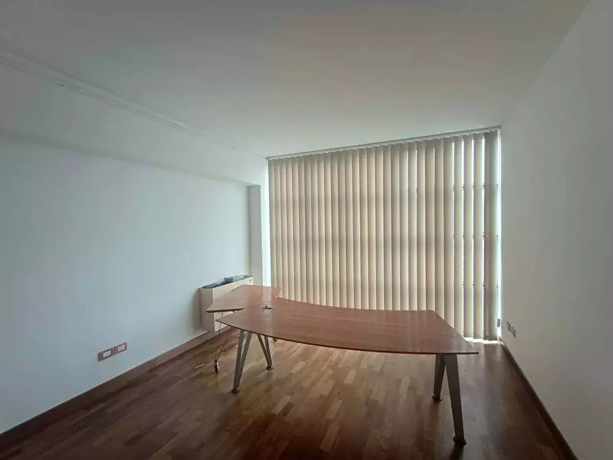 Immagine 15 di Ufficio in affitto  a Pesaro