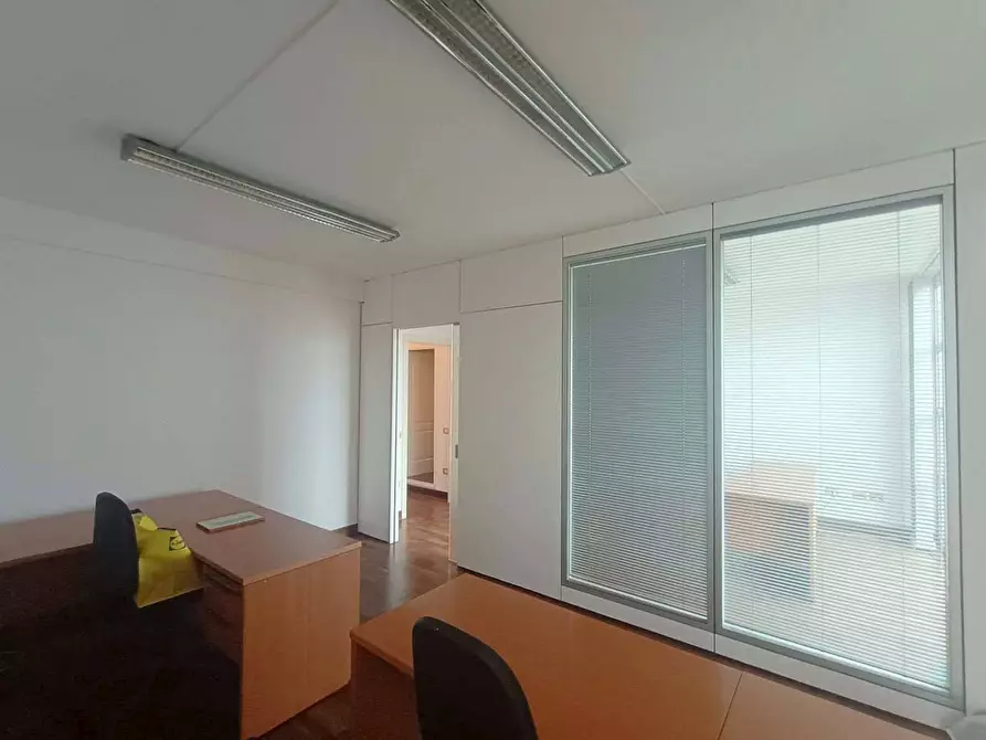 Immagine 17 di Ufficio in affitto  a Pesaro