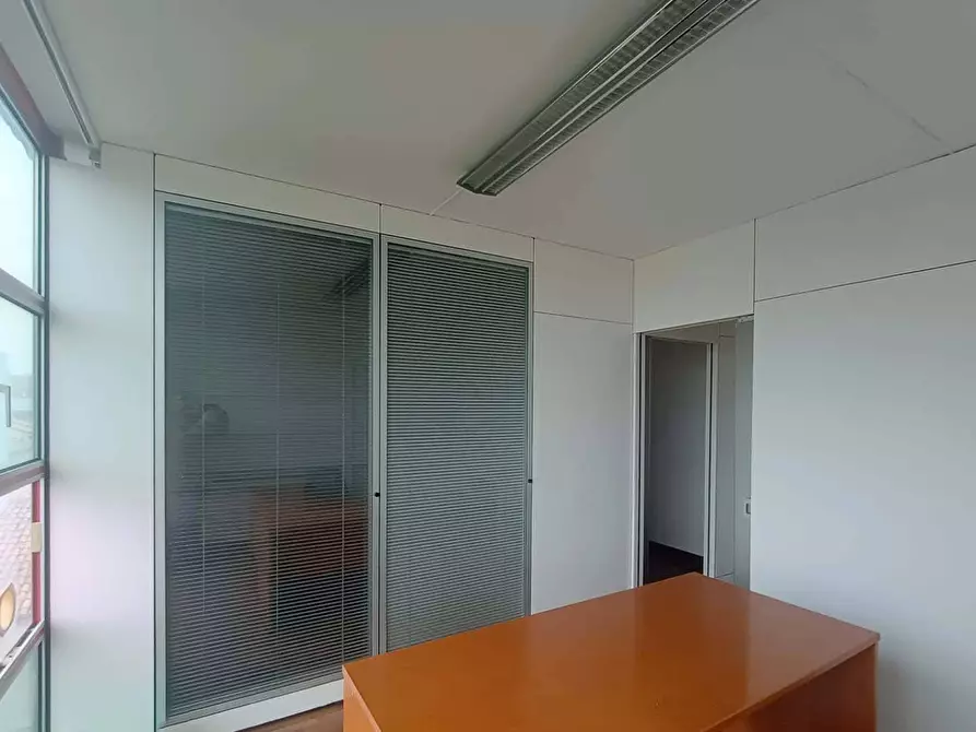 Immagine 19 di Ufficio in affitto  a Pesaro