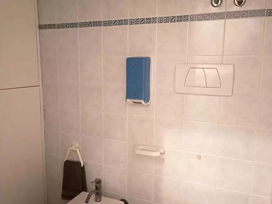 Immagine 22 di Ufficio in affitto  a Pesaro