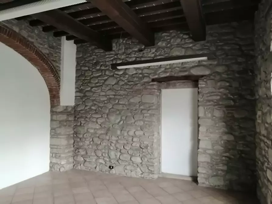 Immagine 7 di Locale commerciale in affitto  in P.zza V.Veneto a Castel San Niccolò