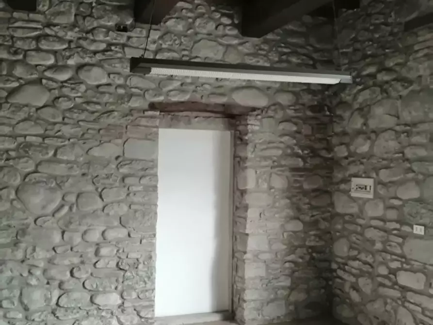 Immagine 9 di Locale commerciale in affitto  in P.zza V.Veneto a Castel San Niccolò