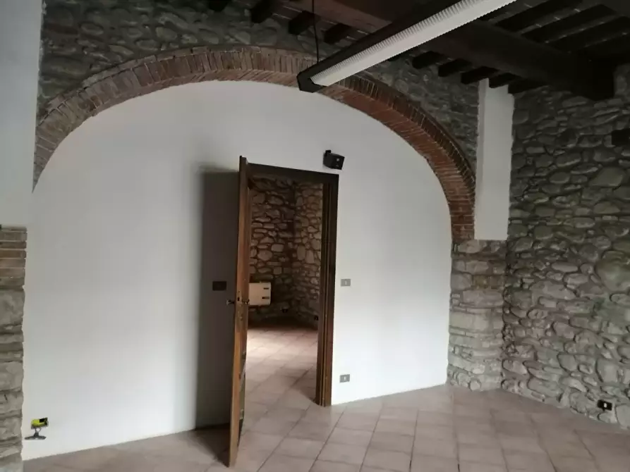 Immagine 10 di Locale commerciale in affitto  in P.zza V.Veneto a Castel San Niccolò