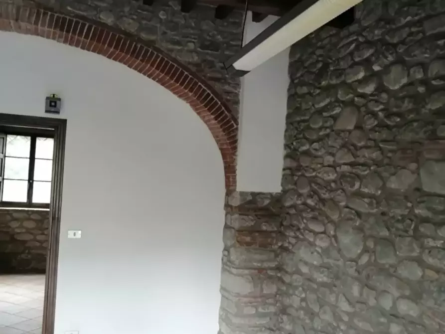 Immagine 14 di Locale commerciale in affitto  in P.zza V.Veneto a Castel San Niccolò