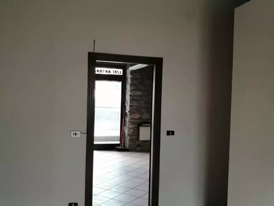 Immagine 15 di Locale commerciale in affitto  in P.zza V.Veneto a Castel San Niccolò