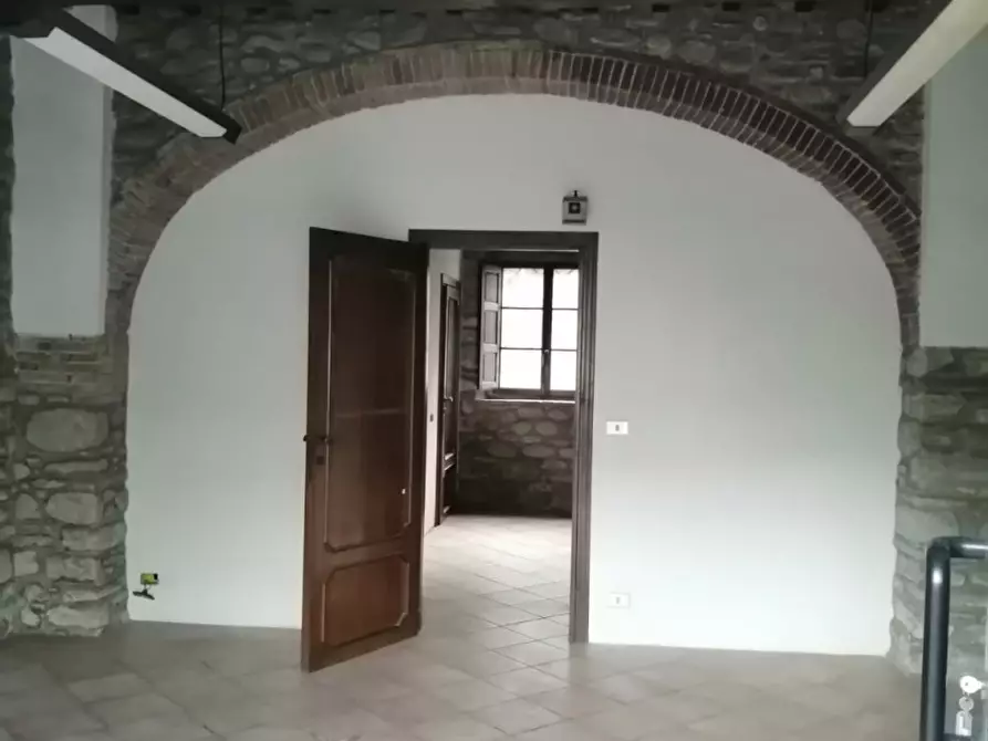Immagine 17 di Locale commerciale in affitto  in P.zza V.Veneto a Castel San Niccolò