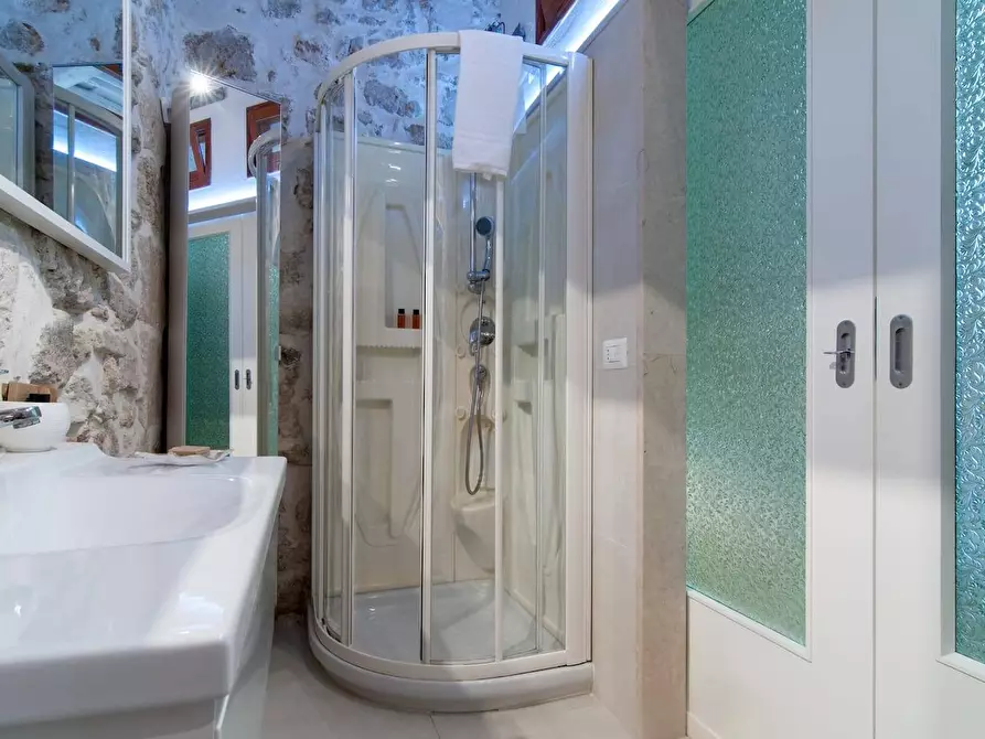 Immagine 11 di Casa indipendente in vendita  in via ruggero settimo a Siracusa