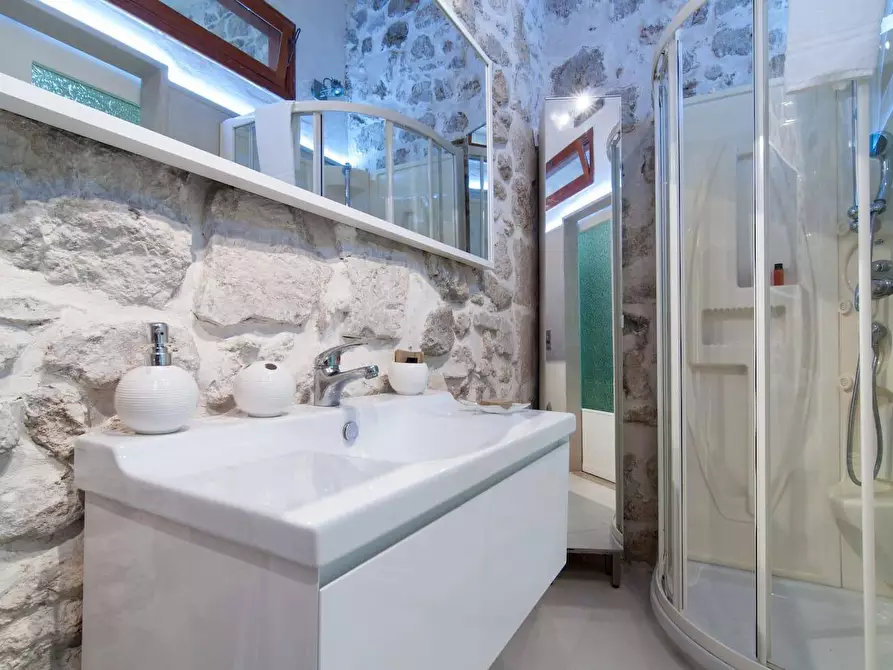 Immagine 12 di Casa indipendente in vendita  in via ruggero settimo a Siracusa